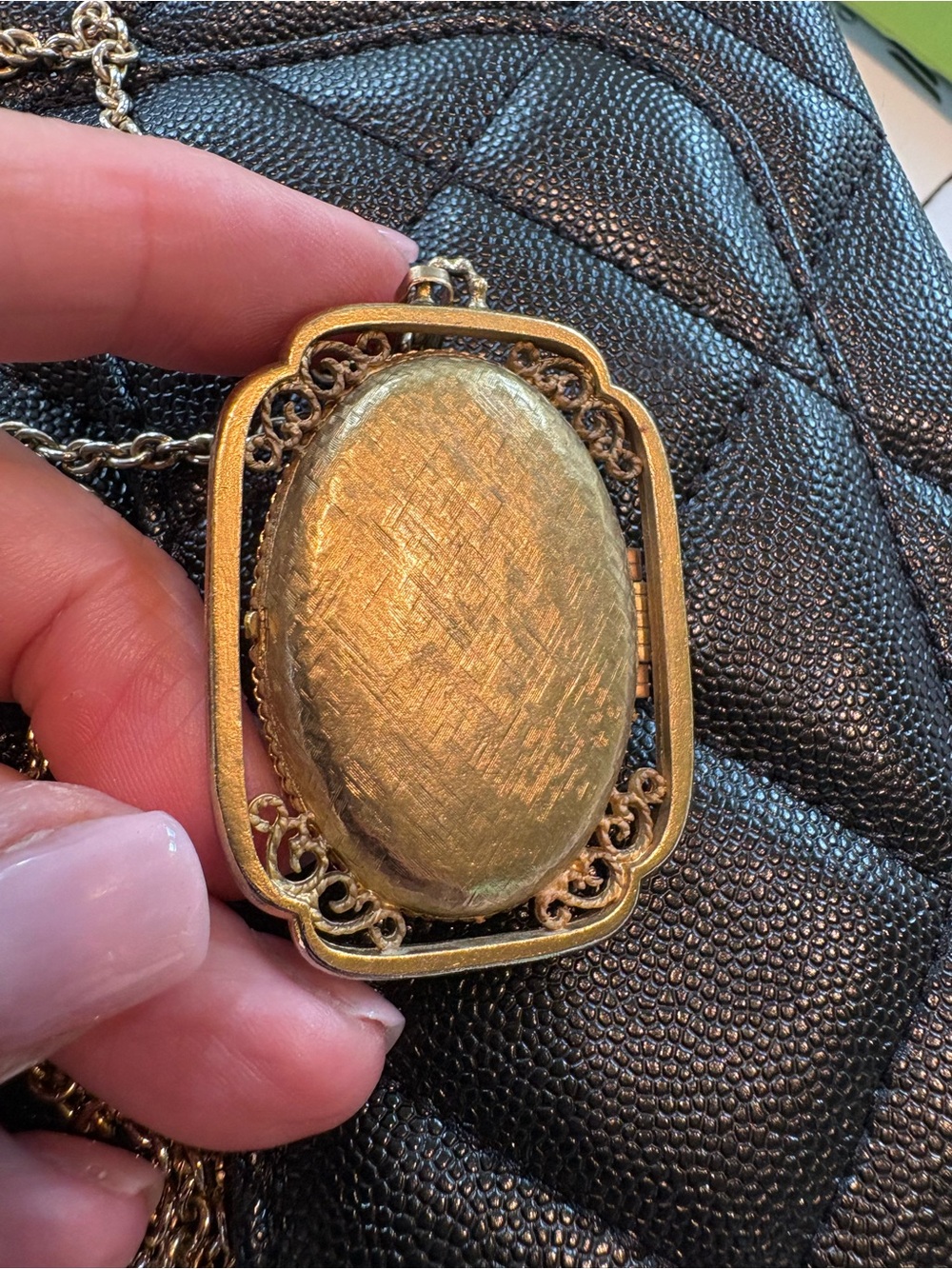 Vintage Avon 1973 Gold Filigree Pendant Photo Locket Necklace with Blue Cabochon - Picture 4 of 8